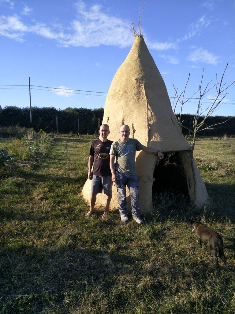 Junto al tipi de barro